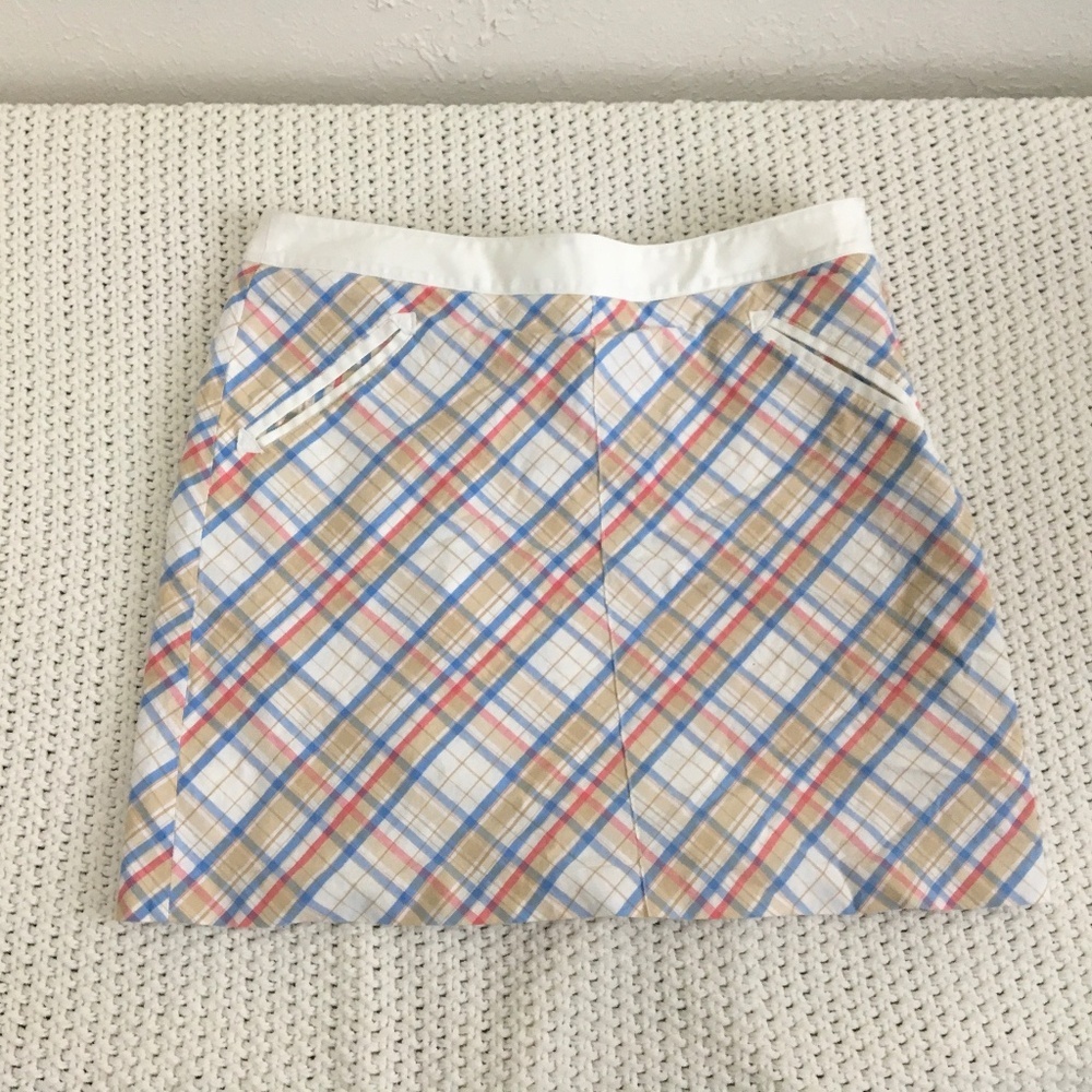 GREG NORMAN TENNIS SKORT, SIZE 8. TINY SPOT SHOWN IN PIC. 3 1/2 INSEAM STRETCH